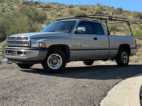 Used 1997 Dodge Ram 1500 Truck 2WD Club Cab image 3