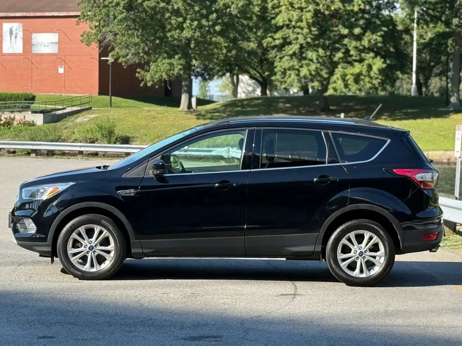 Used 2018 Ford Escape SE w/ SE Sync 3 Package AWD/4WD image 4