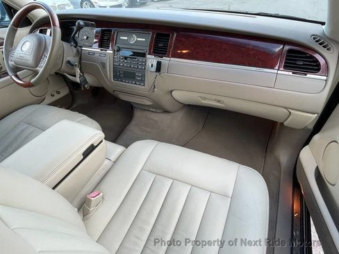 Used 2003 Lincoln Town Car Signature RWD image 13