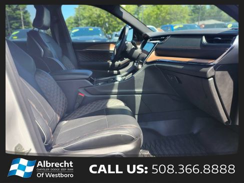 Used 2023 Jeep Grand Cherokee L Summit w/ Luxury Tech Group V AWD/4WD image 11