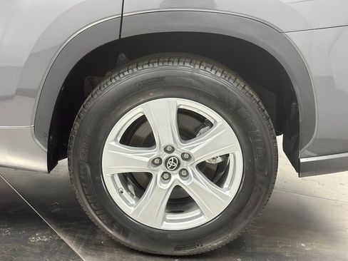 Used 2025 Toyota Highlander LE FWD image 22