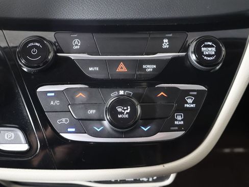 Used 2023 Chrysler Voyager LX FWD image 45