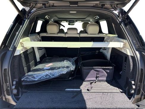 New 2026 Land Rover Range Rover Long Wheelbase SE image 21