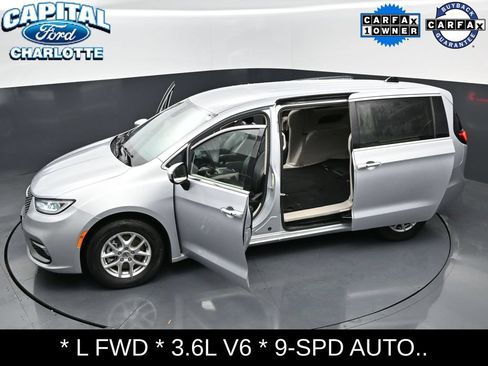 Used 2023 Chrysler Pacifica Touring-L FWD image 34