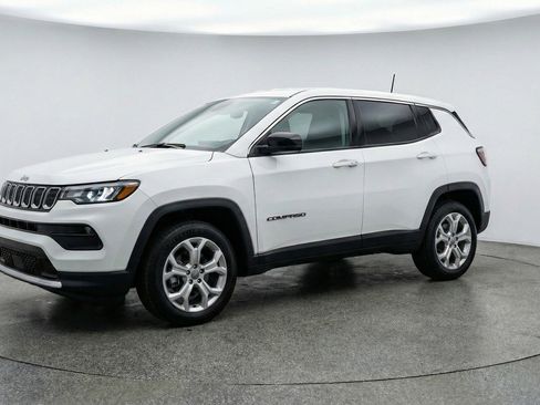 Used 2025 Jeep Compass Latitude AWD/4WD image 3