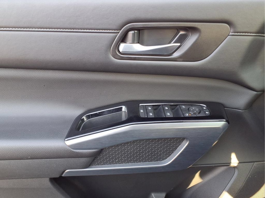 Used 2025 Nissan Pathfinder SL FWD image 21