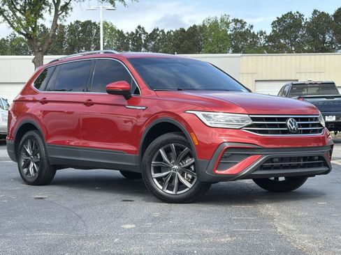 Used 2024 Volkswagen Tiguan SE image 2