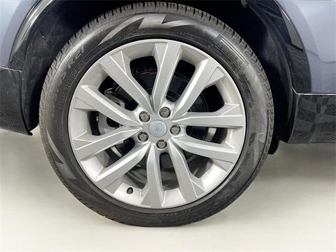 Used 2024 Land Rover Discovery Dynamic SE image 10