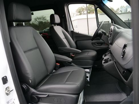 Used 2024 Mercedes-Benz Sprinter 2500 image 39