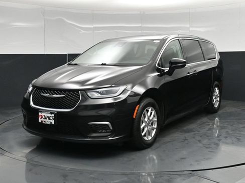 Certified 2024 Chrysler Pacifica Touring-L FWD image 7