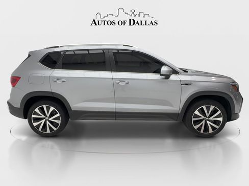 Used 2023 Volkswagen Taos SE w/ Panoramic Sunroof Package FWD image 6