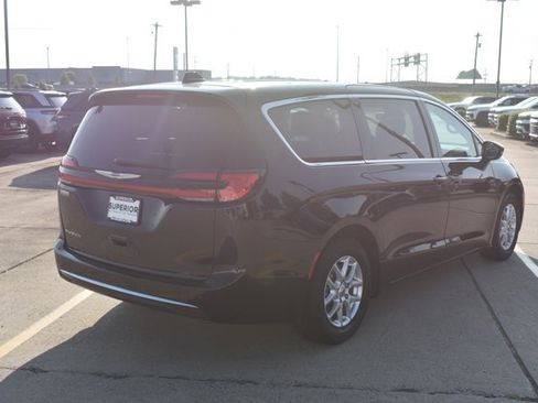 Used 2024 Chrysler Pacifica Touring-L FWD image 5