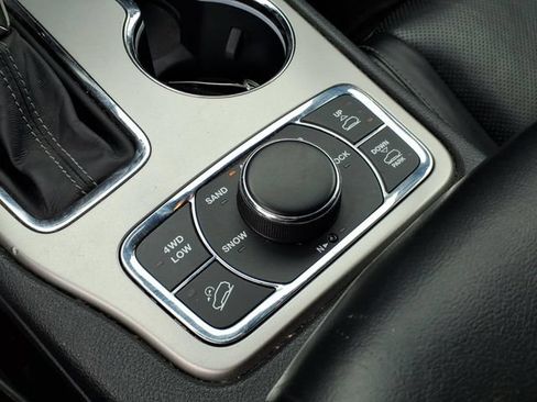 Used 2019 Jeep Grand Cherokee Overland AWD/4WD image 31