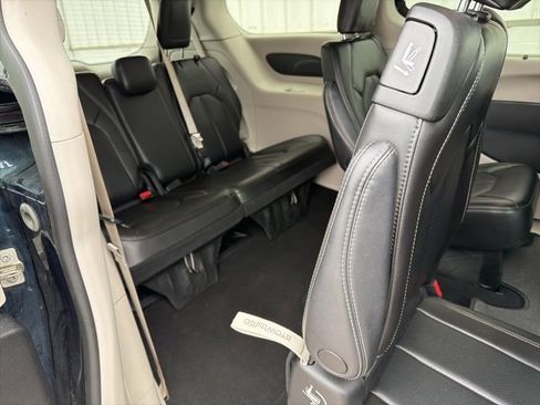 Used 2023 Chrysler Pacifica Touring-L image 33