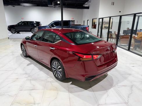 Used 2025 Nissan Altima 2.5 SV FWD image 12