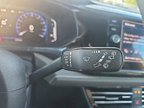 Used 2022 Volkswagen Taos SEL image 19