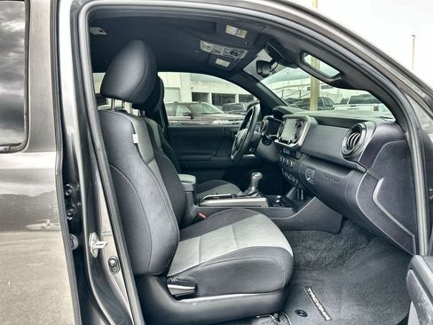 Used 2021 Toyota Tacoma TRD Off-Road w/ Technology Package AWD/4WD image 27