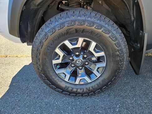 Used 2023 Toyota Tacoma TRD Off-Road w/ TRD Premium Off Road Package AWD/4WD image 9
