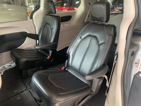 Used 2024 Chrysler Pacifica Touring-L FWD image 15