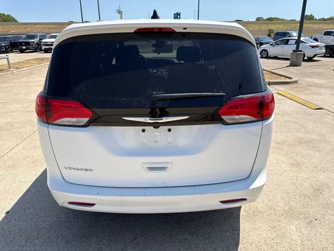 Used 2023 Chrysler Voyager LX FWD image 9