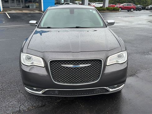 Used 2017 Chrysler 300 C RWD image 8