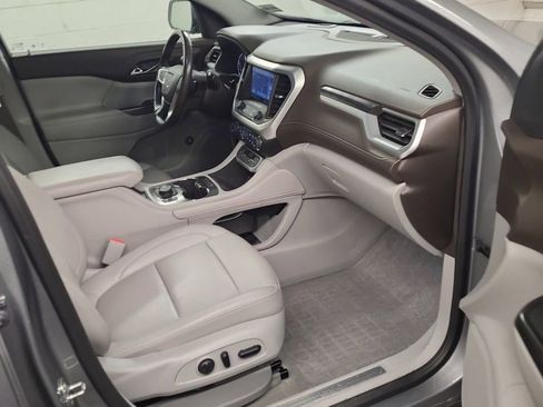 Used 2023 GMC Acadia SLT w/ Preferred Package image 12