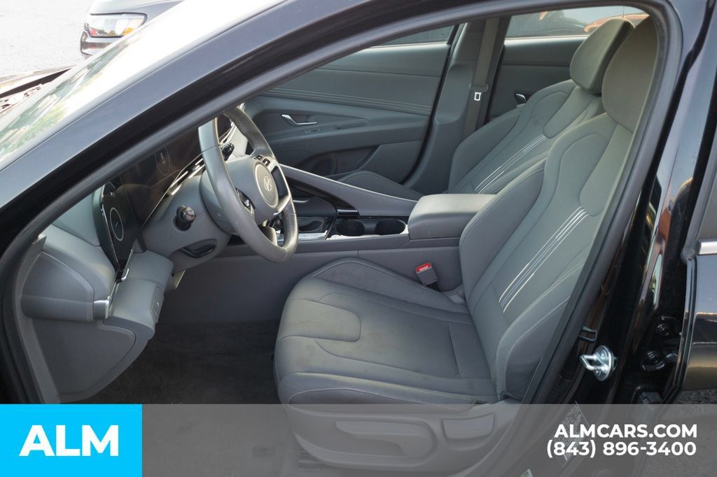 Used 2025 Hyundai Elantra SEL FWD image 6