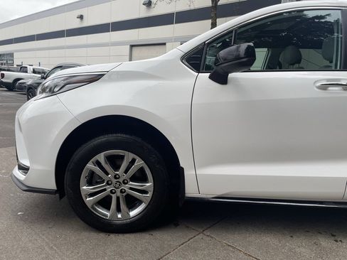 Used 2023 Toyota Sienna XSE image 7