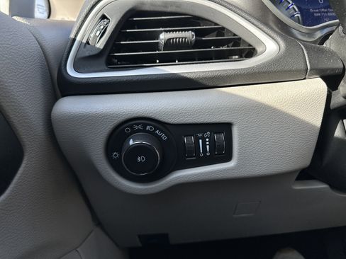 Used 2024 Chrysler Pacifica Touring-L image 22