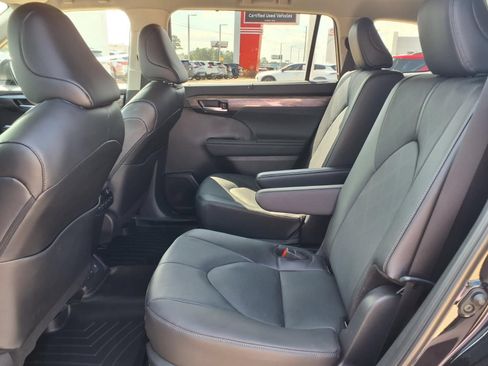 Certified 2024 Toyota Highlander Platinum FWD image 13