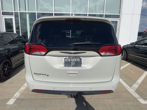Used 2020 Chrysler Pacifica Touring-L Plus FWD image 7