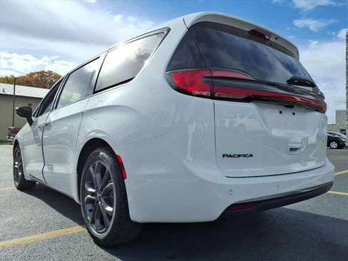 New 2026 Chrysler Pacifica Select FWD image 9
