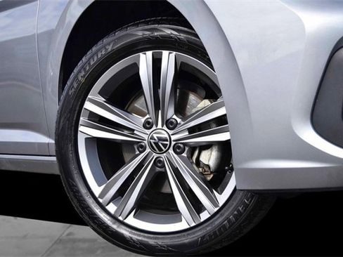 Certified 2024 Volkswagen Jetta SE w/ Panoramic Sunroof Package image 3