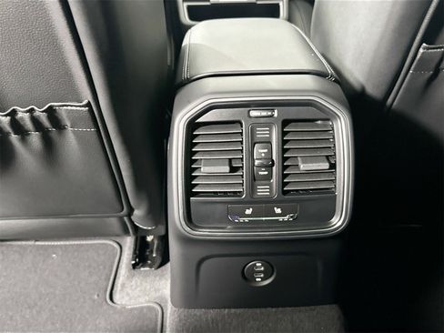 Certified 2025 Porsche Macan image 38