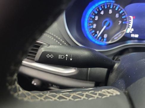 Used 2025 Chrysler Pacifica Limited FWD image 35