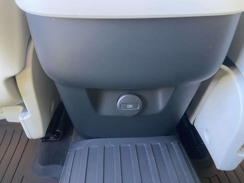 Certified 2023 Volvo XC60 B5 Ultimate w/ Climate Package image 16