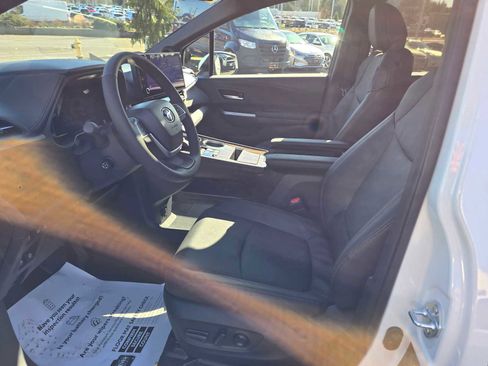 Certified 2025 Toyota Sienna Limited image 25