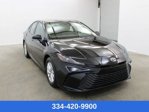 Used 2025 Toyota Camry LE image 5