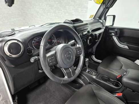 Used 2017 Jeep Wrangler Sahara w/ Connectivity Group AWD/4WD image 12