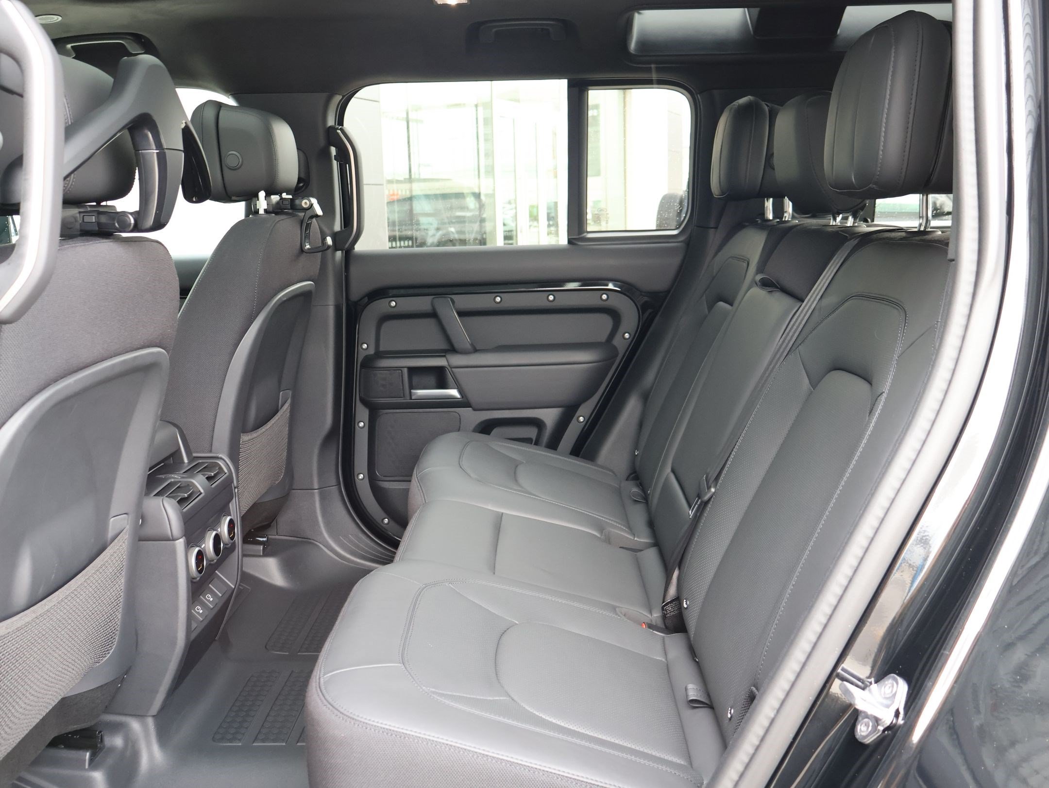 Used 2025 Land Rover Defender 110 V8 AWD/4WD image 26