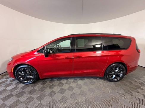 Used 2025 Chrysler Pacifica Limited image 5