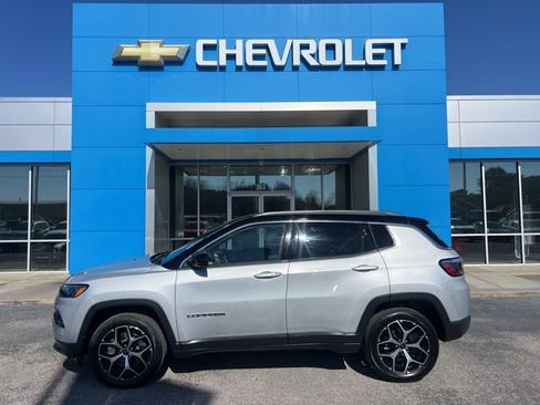 Used 2025 Jeep Compass Limited image 15
