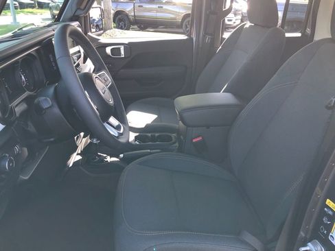 Used 2025 Jeep Wrangler Unlimited Sahara AWD/4WD image 22
