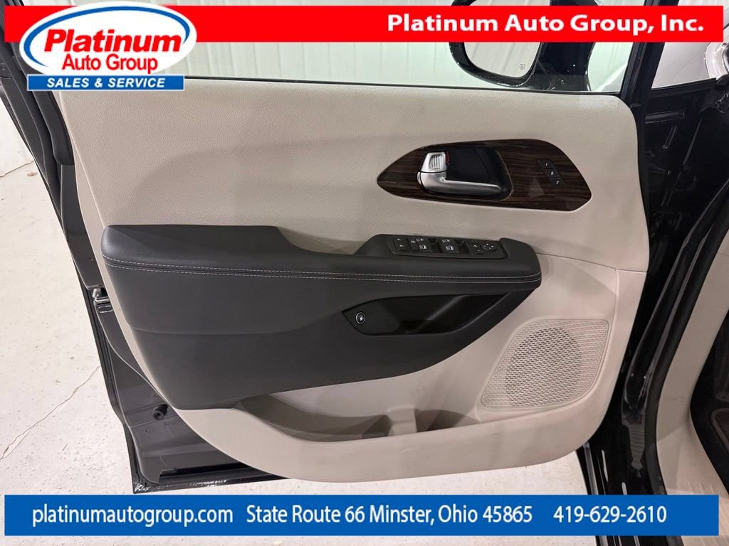 Used 2023 Chrysler Pacifica Limited FWD image 24