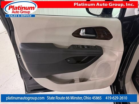 Used 2023 Chrysler Pacifica Limited FWD image 24