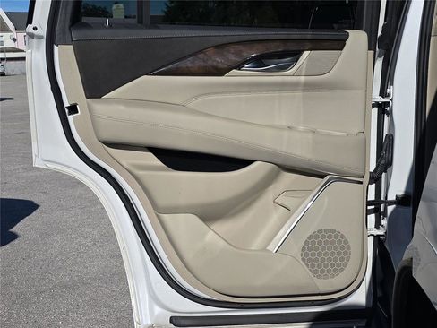 Used 2018 Cadillac Escalade Luxury image 20