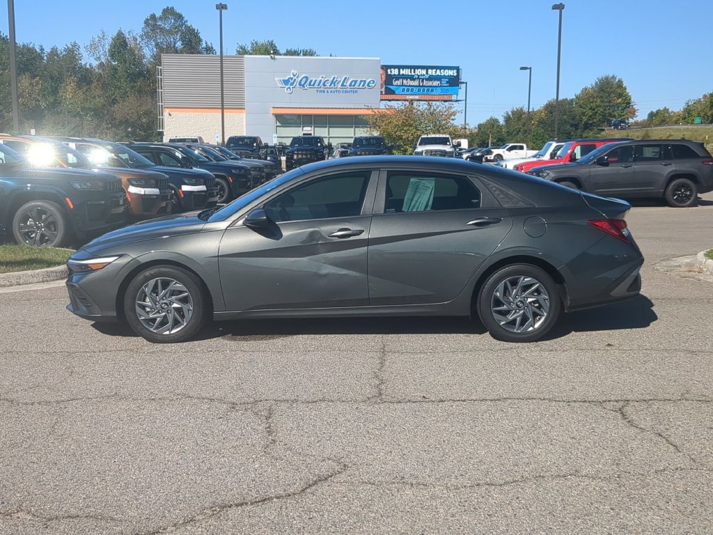 Used 2024 Hyundai Elantra SEL FWD image 2