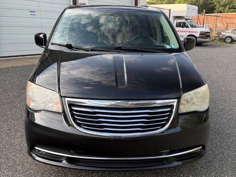 Used 2014 Chrysler Town & Country Touring FWD image 10