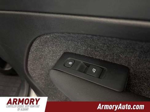 Used 2023 Volvo XC40 B5 Core w/ Convenience Package image 30