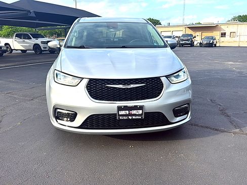 Used 2023 Chrysler Pacifica Touring-L image 5